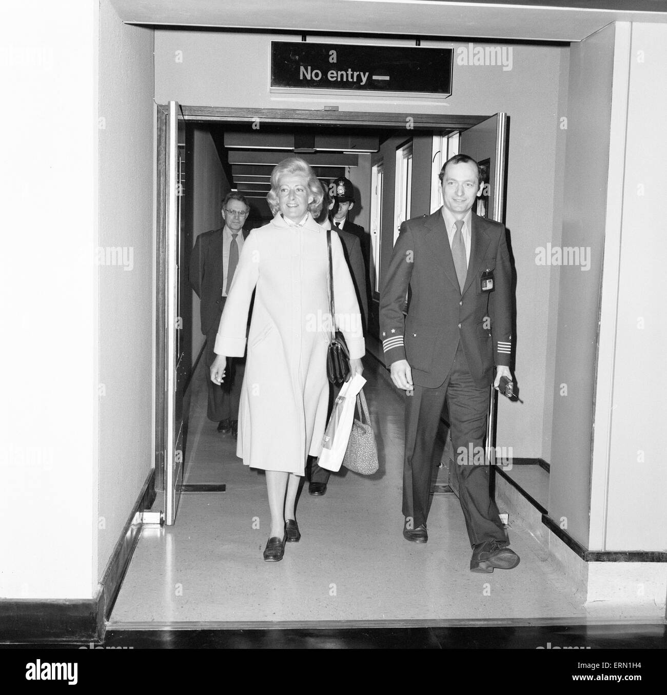 Frances Shand Kydd, madre di Lady Diana Spencer, recentemente impegnato per il Principe Carlo, riceve molta attenzione da parte dei media come arriva all'Aeroporto di Londra Heathrow, dall'Australia, giovedì 26 febbraio 1981. Foto Stock