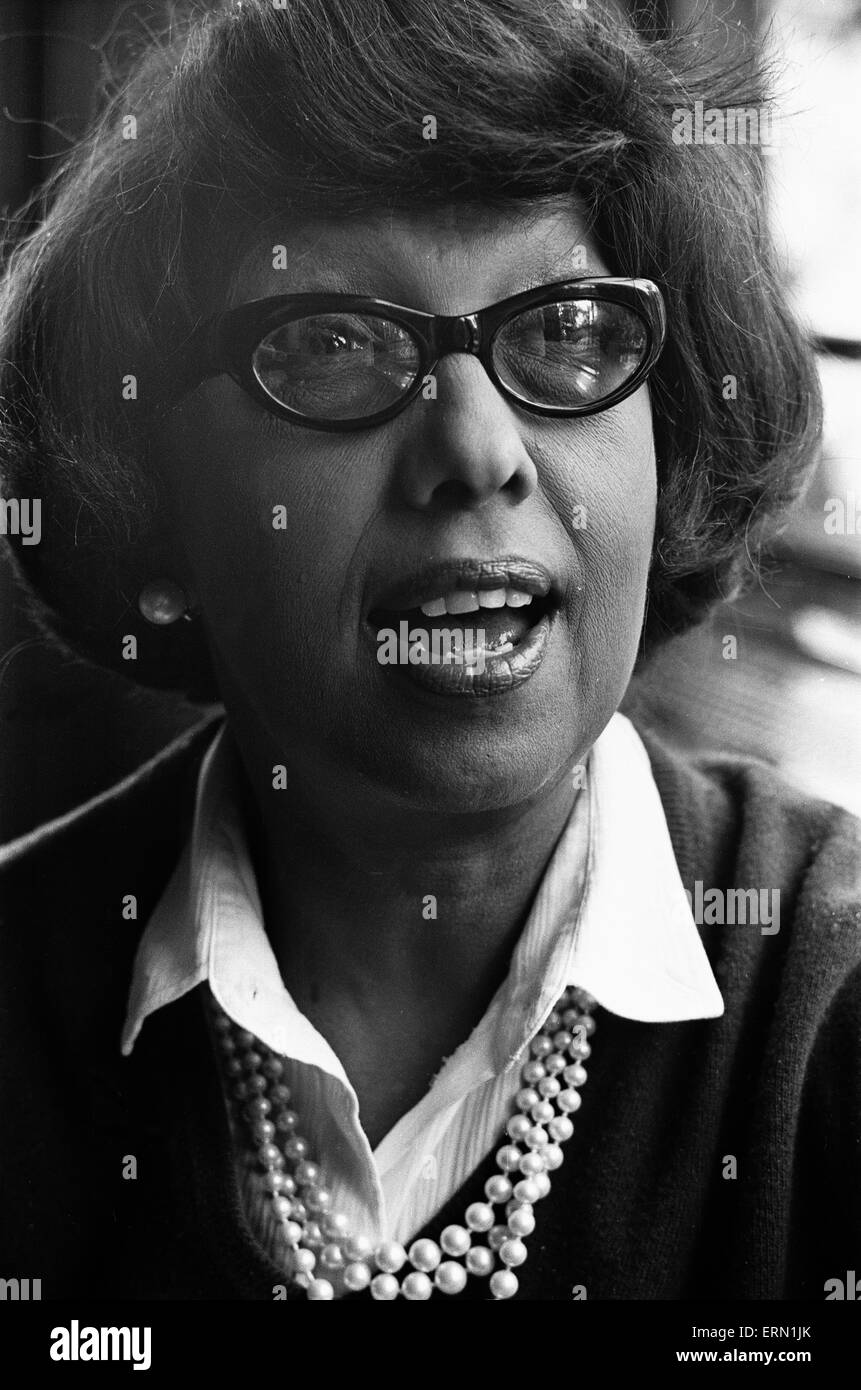 Josephine Baker americano-Nato ballerino francese, cantante e attrice, visto qui dando una conferenza stampa poco dopo il suo arrivo presso l'aeroporto di Heathrow. 12 Giugno 1967 Foto Stock