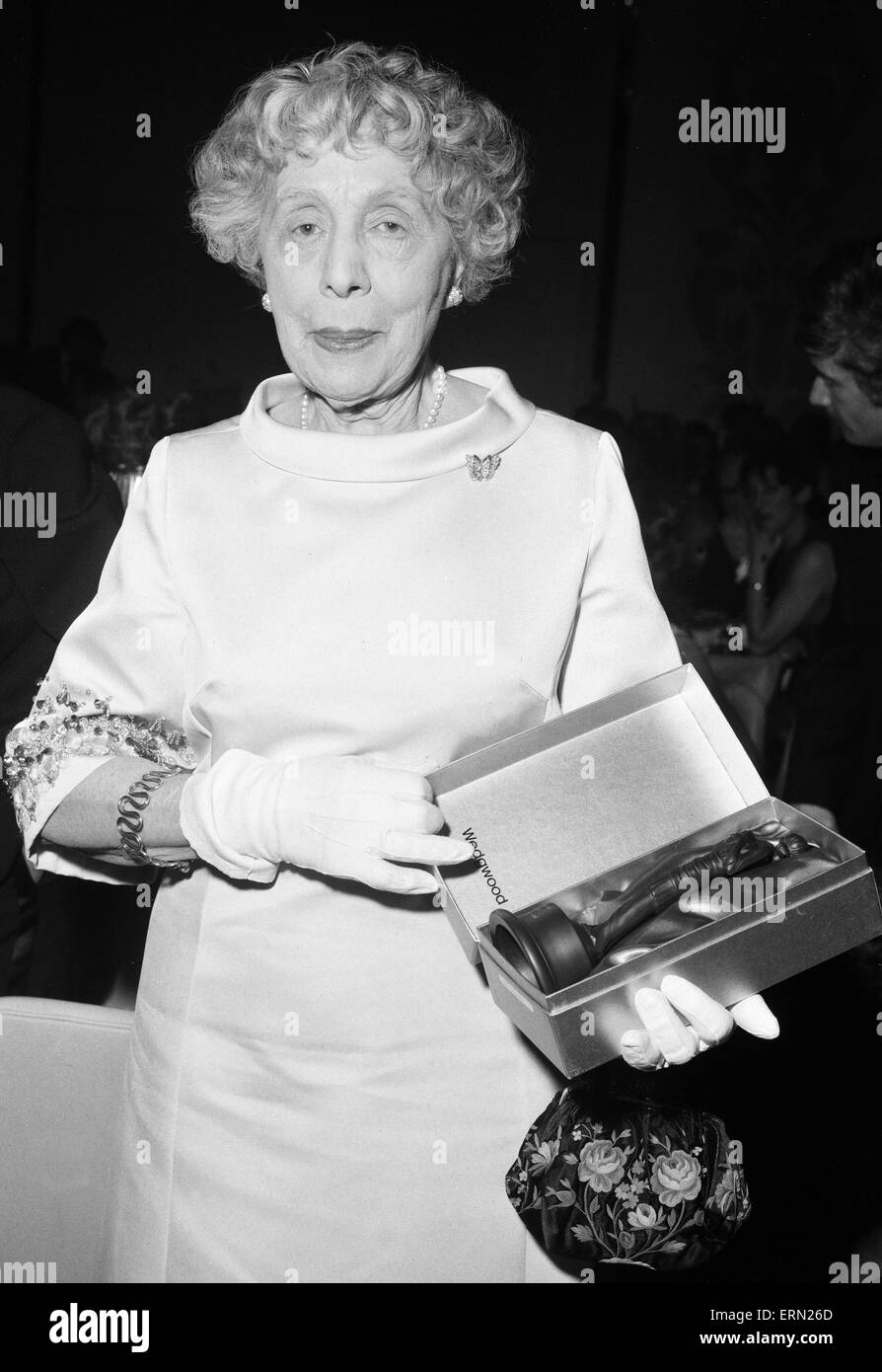 Dame Edith Evans dopo aver ricevuto il suo premio per la Whisperers al 1968 BAFTA film awards . Il 28 marzo 1968 Foto Stock