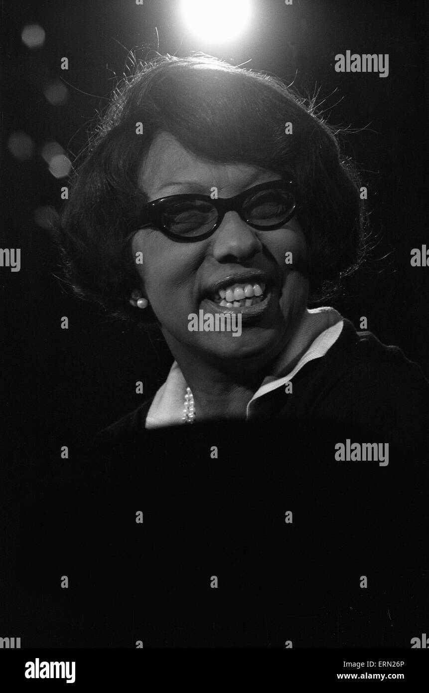 Josephine Baker americano-Nato ballerino francese, cantante e attrice, visto qui dando una conferenza stampa poco dopo il suo arrivo presso l'aeroporto di Heathrow. Xii Giugno 1967Josephine Baker americano-Nato ballerino francese, cantante e attrice, visto qui dando una conferenza stampa poco dopo il suo arrivo presso l'aeroporto di Heathrow. 12 Giugno 1967 Foto Stock