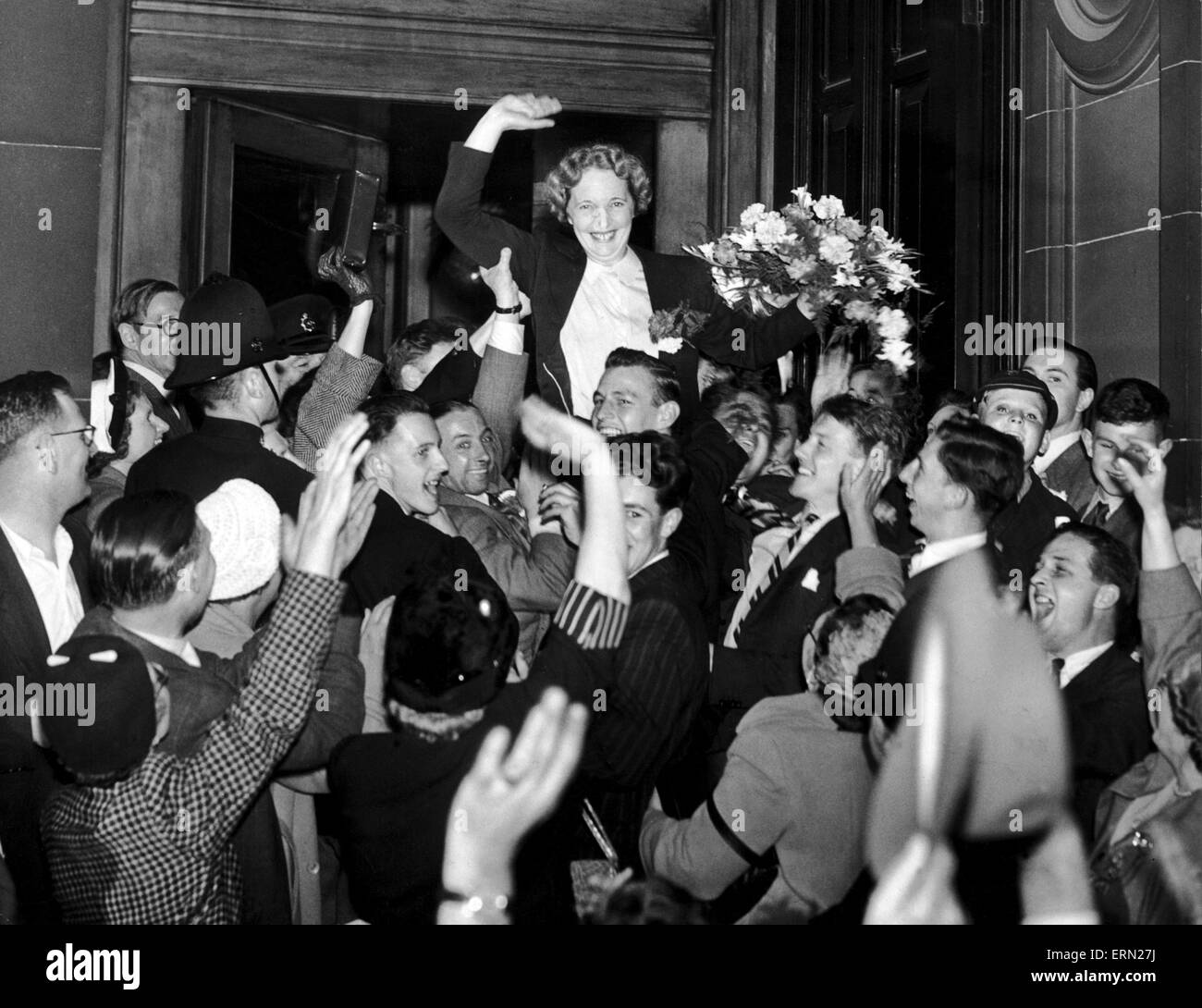 Edith Pitt, conservatori mp per Edgbaston è allietata da sostenitori dopo i risultati sono annunciate, Birmingham, 3 luglio 1953. Foto Stock