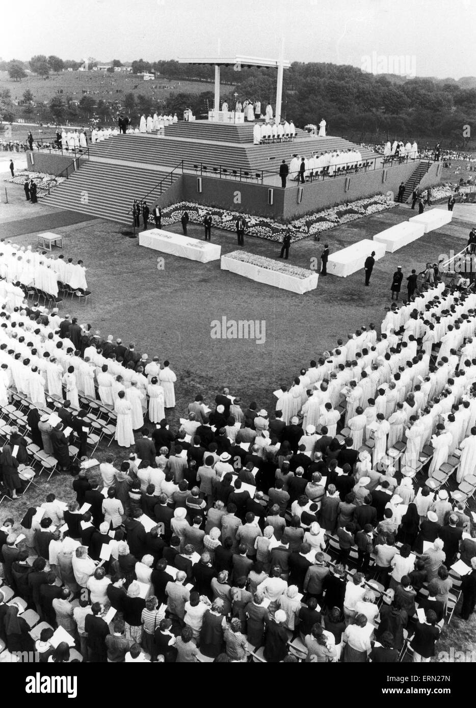 Vista generale del podio durante il Papa Giovanni Paolo II SANTA MESSA A Heaton Park, Manchester, lunedì 31 maggio 1982. Foto Stock