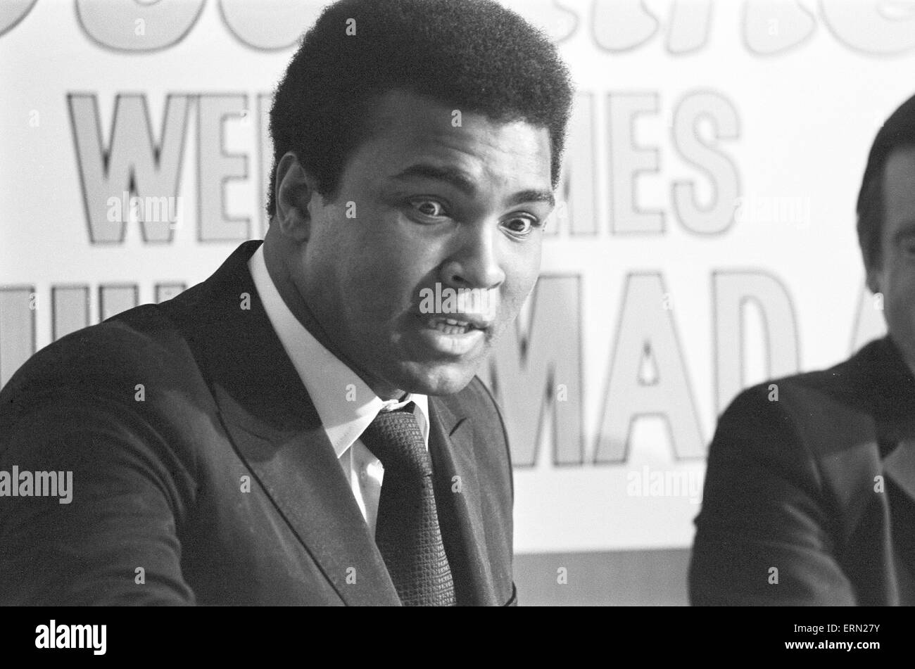 Muhammad Ali visiti la co-op e la stazione ferroviaria Birmingham New Street durante il suo tour promozionale per Ovaltine prima di ospitare una conferenza stampa presso l'Albany Hotel. 13 ottobre 1971. Foto Stock