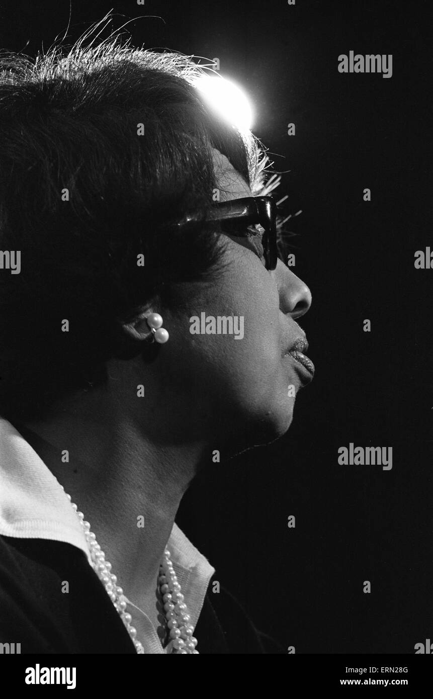 Josephine Baker americano-Nato ballerino francese, cantante e attrice, visto qui dando una conferenza stampa poco dopo il suo arrivo presso l'aeroporto di Heathrow. Xii Giugno 1967Josephine Baker americano-Nato ballerino francese, cantante e attrice, visto qui dando una conferenza stampa poco dopo il suo arrivo presso l'aeroporto di Heathrow. 12 Giugno 1967 Foto Stock