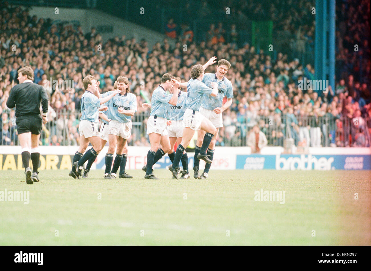 Manchester City 2-1 Derby County, league a Maine Road, sabato 20 aprile 1991. Niall Quinn, uomo riscontro città assume nell'obiettivo. Quinn, rigato in anticipo e salvato una penalità come città beat Derby County 2?1, relegando Derby nel processo. Città portiere Tony Coton è stato spedito prima di metà tempo per incrostazione Dean Saunders a cedere la pena. Foto Stock