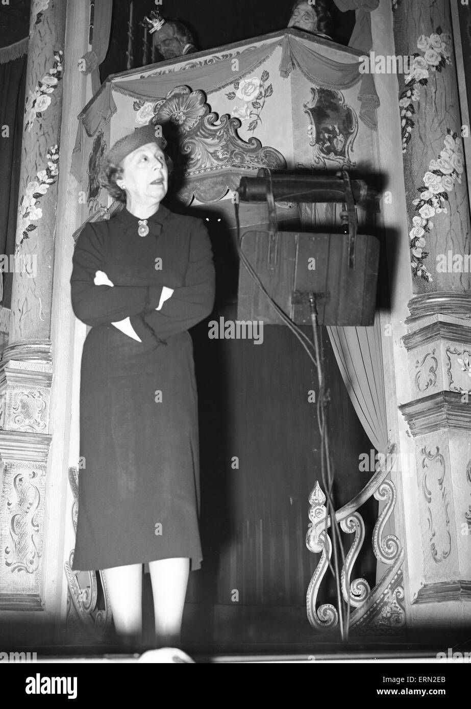 Edith Evans risolve un Equity tenutosi al Wyndhams Theatre 22 Maggio 1951 Foto Stock