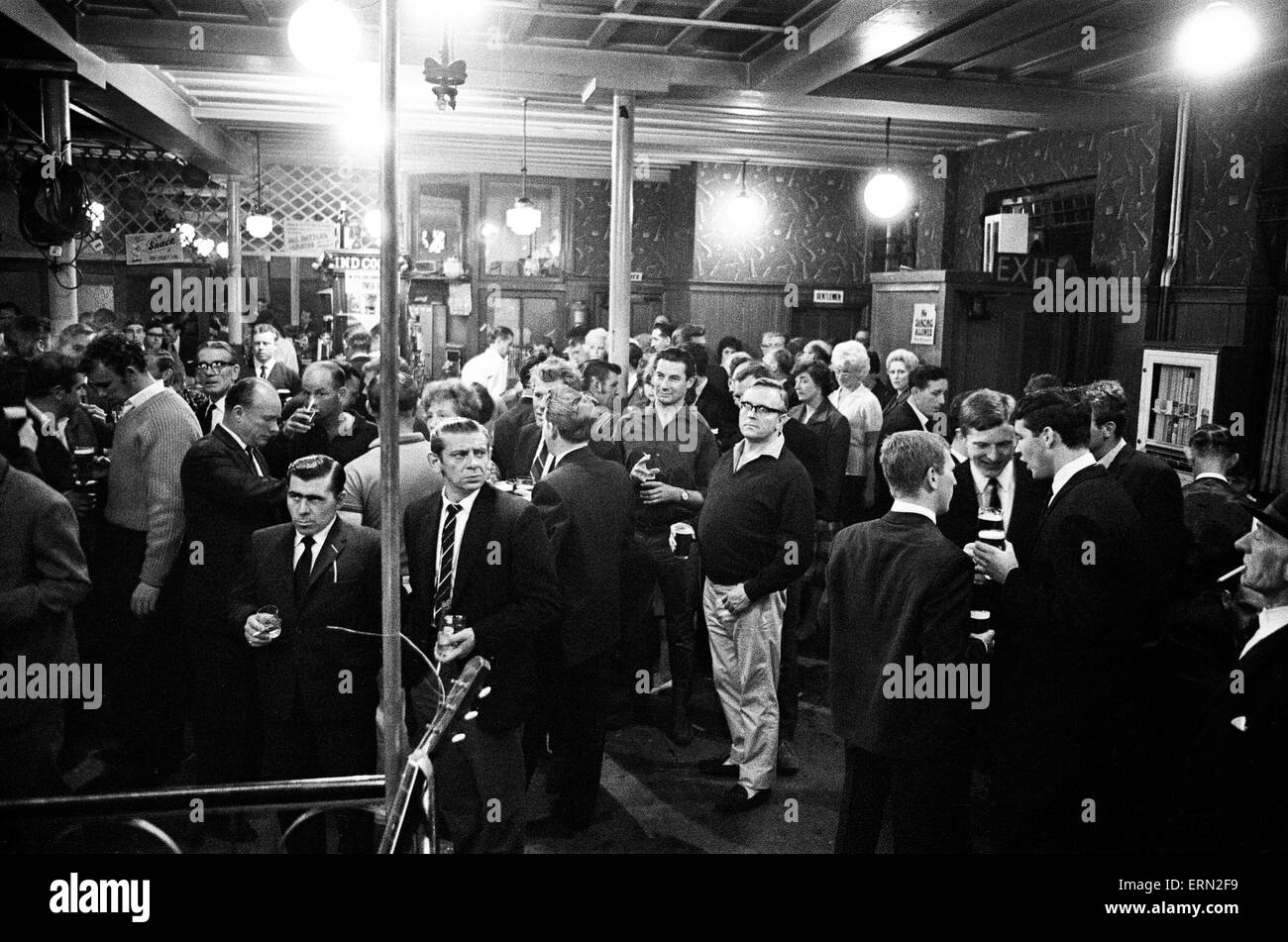 Scene in un East End Pub. Il 1 luglio 1963. Foto Stock