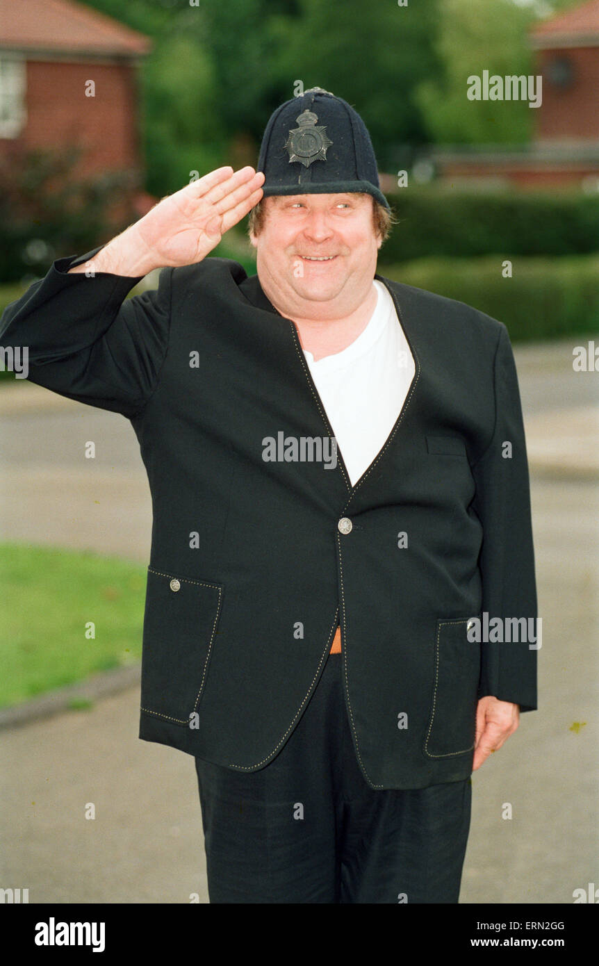 Bernard Manning vestito in un poliziotto è uniforme, 11 agosto 1992. Foto Stock