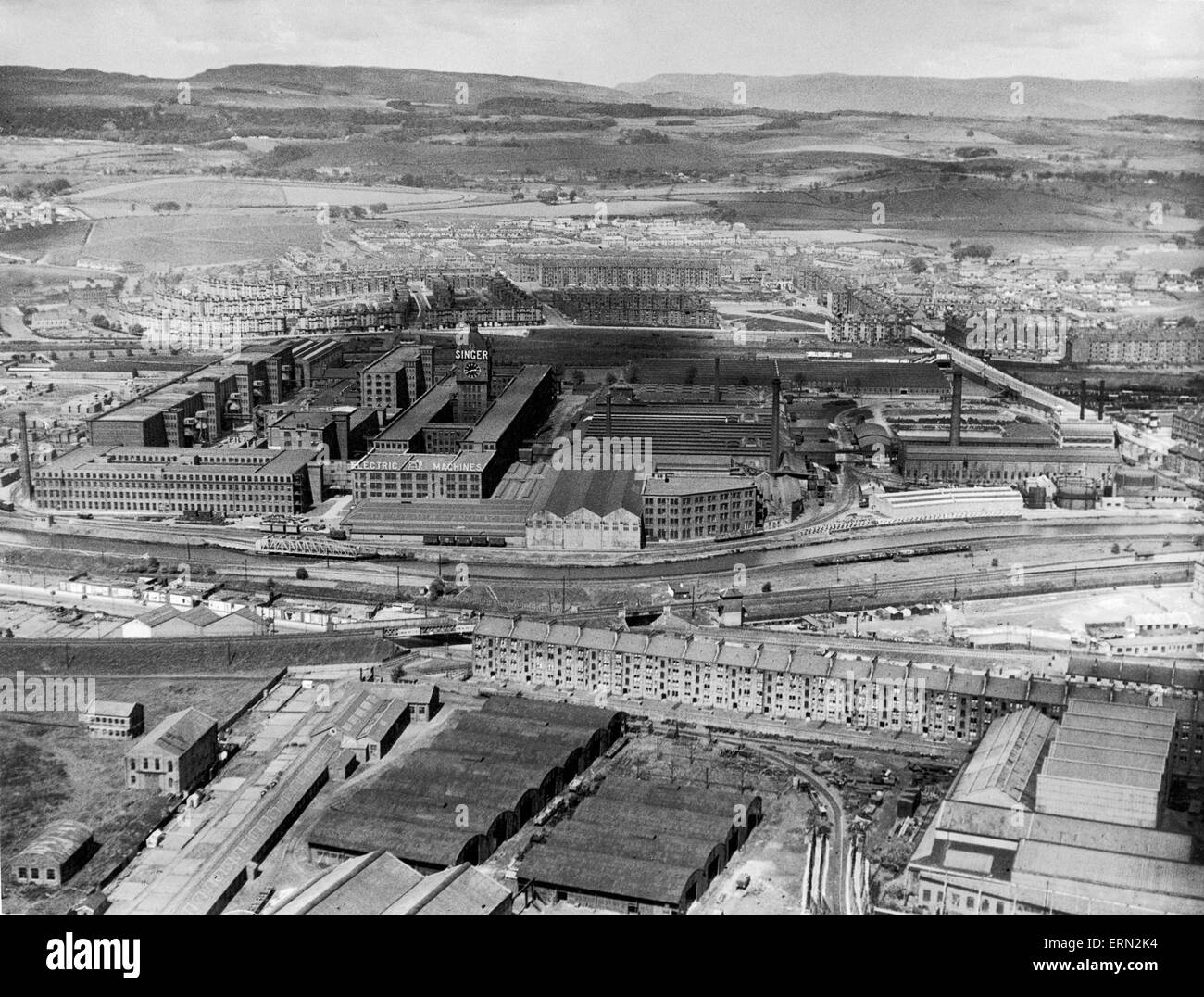 Vista aerea che mostra la cantante azienda produttrice della macchina per cucire in fabbrica Kilbowie, Clydebank. Circa 1935. Foto Stock Vista aerea che mostra la cantante azienda produttrice della macchina per cucire in fabbrica Kilbowie, Clydebank. Circa 1935. Foto Stock