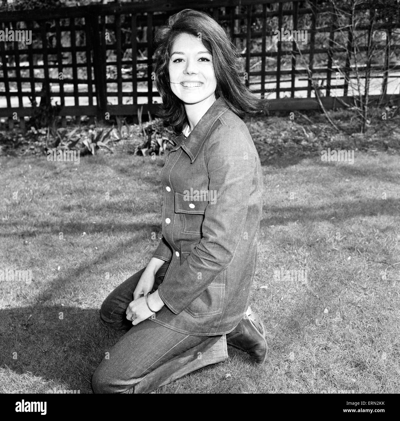 Diana Rigg, attrice, presto per assumere il ruolo di Emma Peel nei vendicatori ABC serie TV, raffigurato a i suoi genitori home in Roundhay, Leeds, 19 aprile 1965. Foto Stock