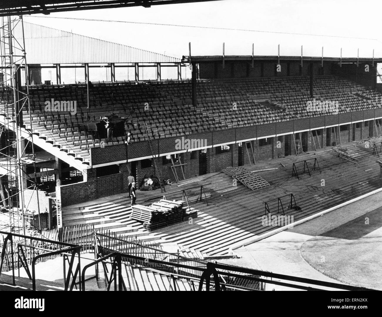 Lavori in corso sulla nuova Ferrovia Fine stand presso il St Andrews, casa di Birmingham City Football Club. Il 2 luglio 1964. Foto Stock