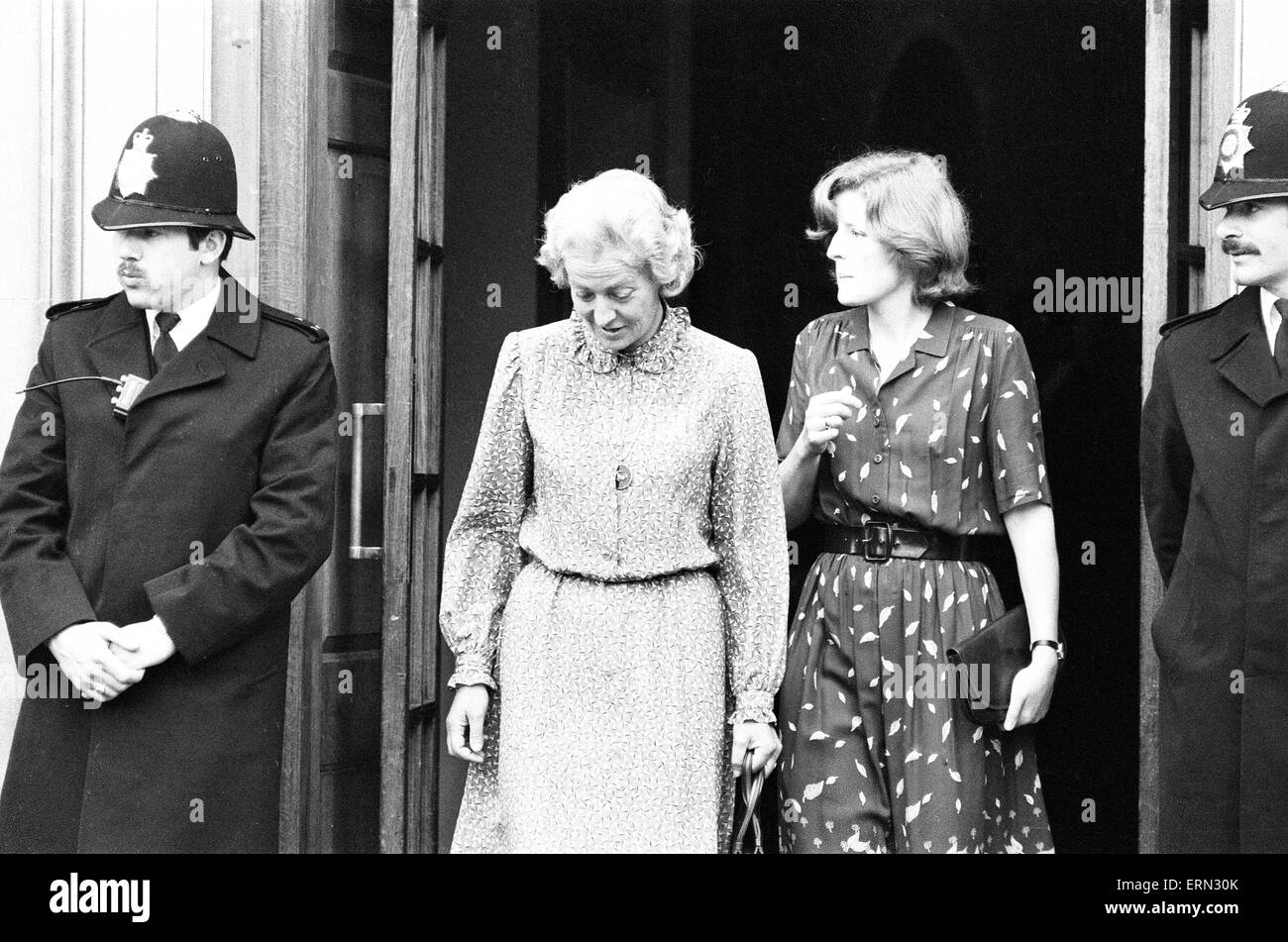 Frances Shand Kydd, mamma orgogliosa della Principessa Diana, principessa di Galles, foglie St Mary s Hospital di Londra dopo la visita di sua figlia e suo nuovo nipotino, il principe William, raffigurato con Lady Jane Fellowes, Diana la sorella, mercoledì 22 giugno 1982. Foto Stock