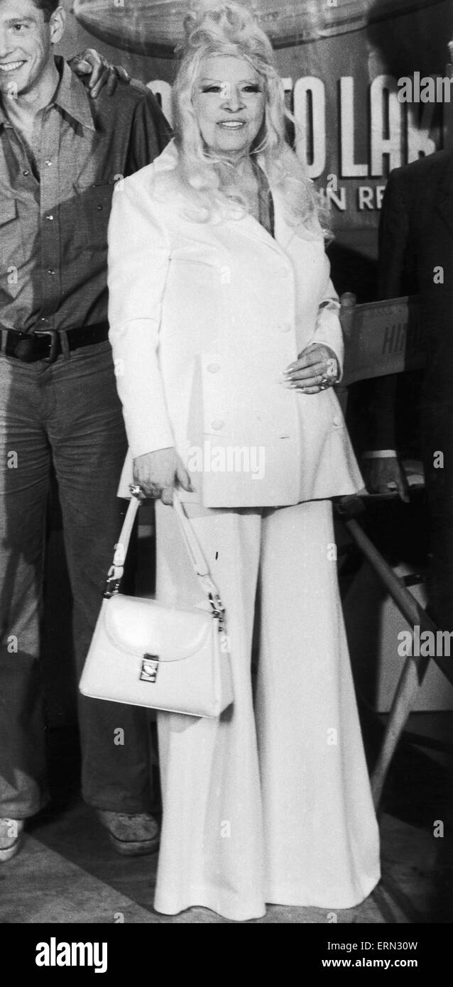 Mae West visto qui durante una visita al set del film 'Hindenberg' alla pellicola di Universal Studios di Los Angeles. 1 Settembre 1974 Foto Stock