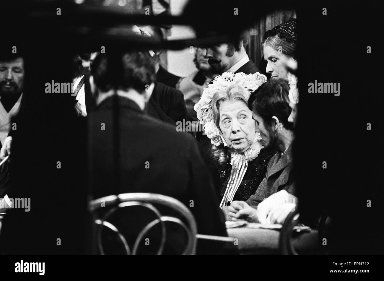 Dame Edith Evans visto qui come Grandmamma durante le prove del gioco d'azzardo. Il 27 Dicembre 1967 Foto Stock