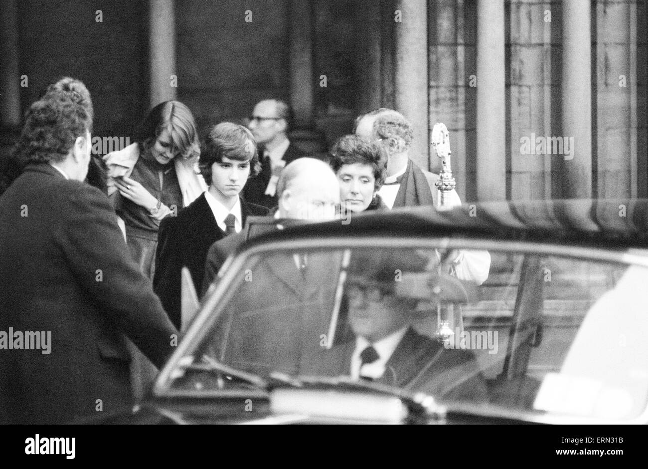Funerale di Graham Hill, British racing driver e proprietario del team, due volte la Formula Uno campione del mondo, St Albans Cathedral, Hertfordshire, venerdì 5 dicembre 1975. Nella foto, Damon Hill, figlio di Graham Hill. Foto Stock