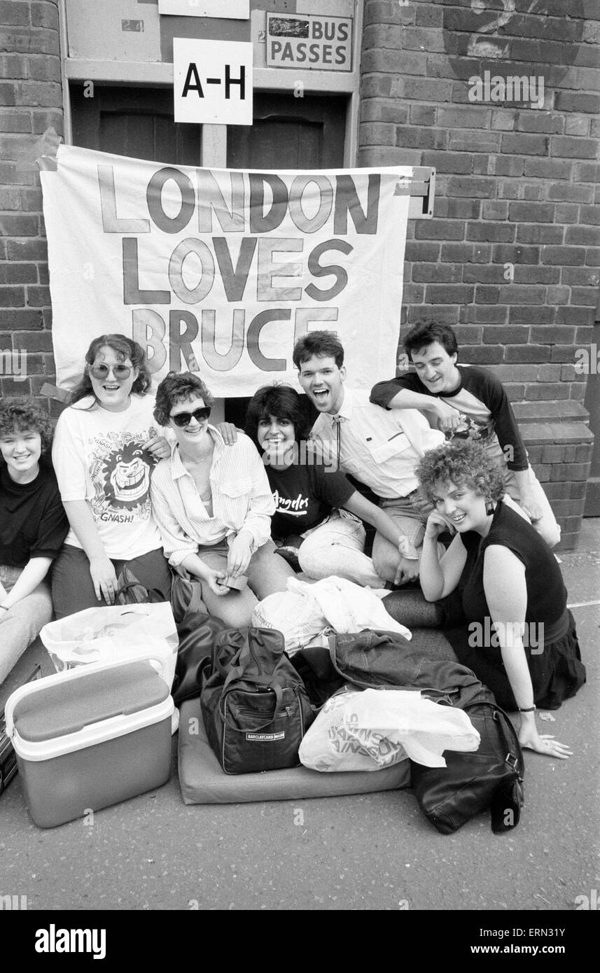 Coda di ventole al di fuori del campo di calcio davanti a Bruce Springsteen in concerto a Villa Park, Birmingham, martedì 21 giugno 1988. Banner, Londra ama Bruce. Foto Stock