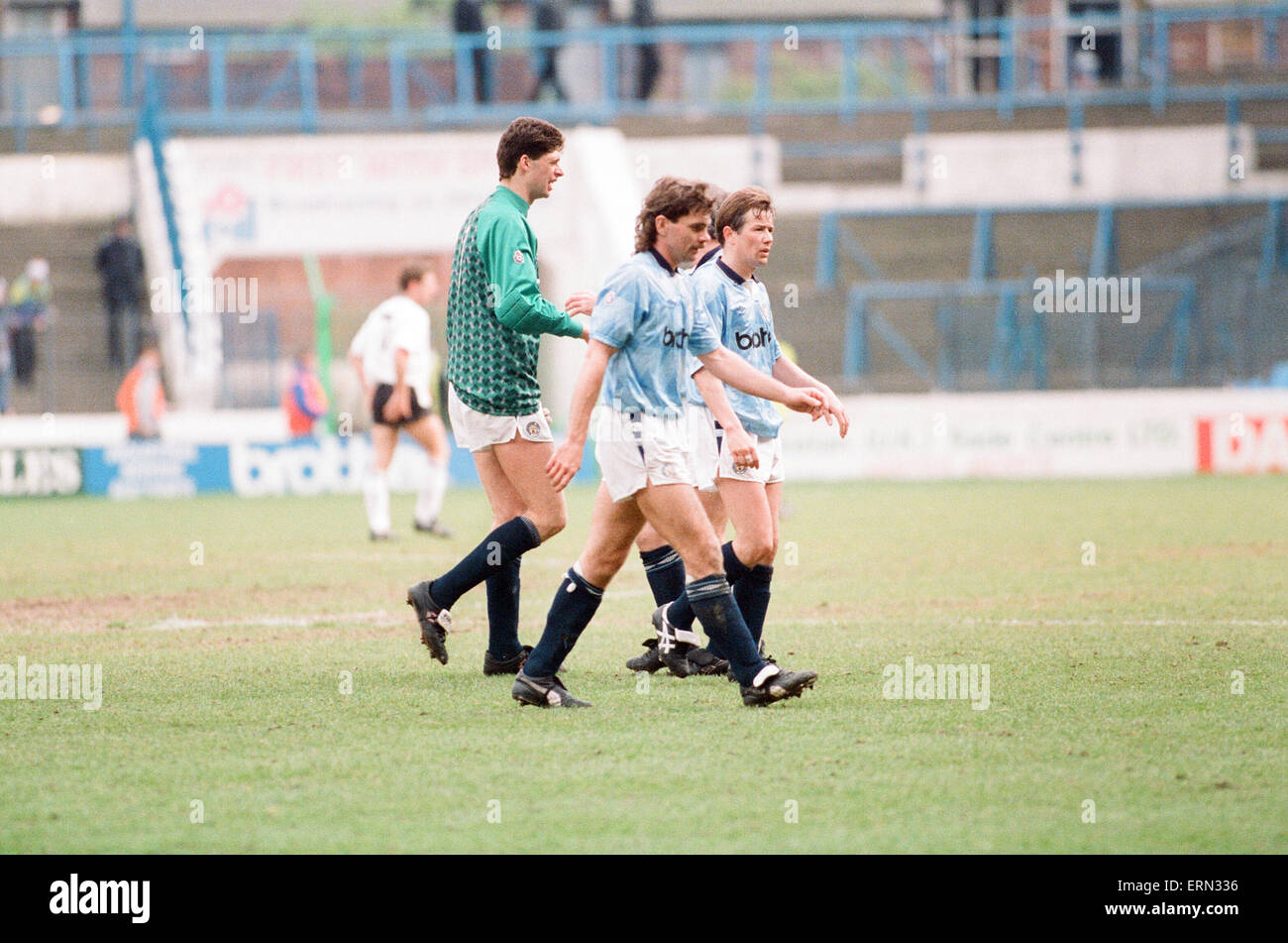 Manchester City 2-1 Derby County, league a Maine Road, sabato 20 aprile 1991. Niall Quinn, uomo riscontro città assume nell'obiettivo. Quinn, rigato in anticipo e salvato una penalità come città beat Derby County 2?1, relegando Derby nel processo. Città portiere Tony Coton è stato spedito prima di metà tempo per incrostazione Dean Saunders a cedere la pena. Foto Stock