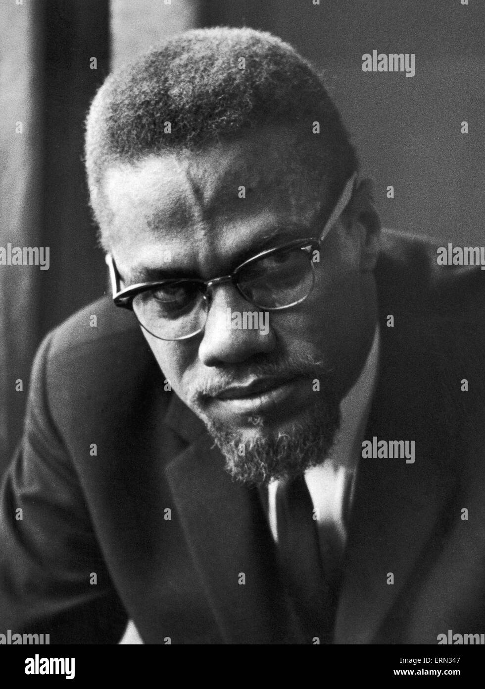 Malcolm X musulmani afro-americano ministro e attivista per i diritti umani si vede qui poco dopo la sua visita a Marshall Street in Smethwick. L'attivista per i diritti umani ha visitato Smethwick, vicino a Birmingham, che era diventato un sinonimo per la divisione razziale seguenti Foto Stock