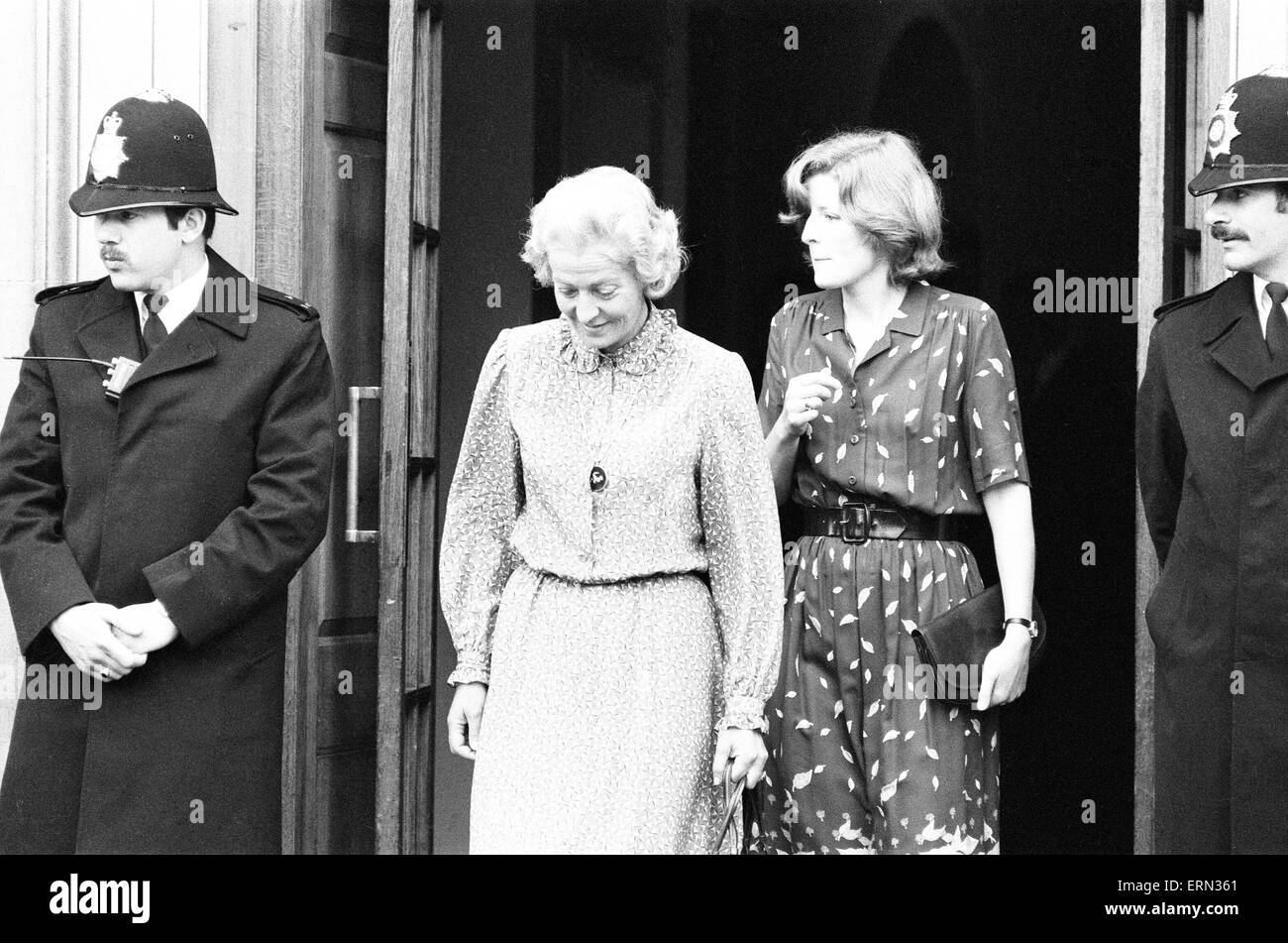 Frances Shand Kydd, mamma orgogliosa della Principessa Diana, principessa di Galles, foglie St Mary s Hospital di Londra dopo la visita di sua figlia e suo nuovo nipotino, il principe William, raffigurato con Lady Jane Fellowes, Diana la sorella, mercoledì 22 giugno 1982. Foto Stock