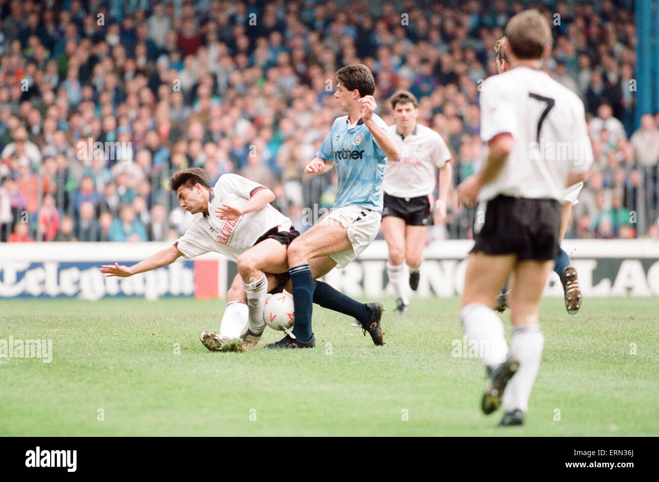 Manchester City 2-1 Derby County, league a Maine Road, sabato 20 aprile 1991. Niall Quinn, uomo riscontro città assume nell'obiettivo. Quinn, rigato in anticipo e salvato una penalità come città beat Derby County 2?1, relegando Derby nel processo. Città portiere Tony Coton è stato spedito prima di metà tempo per incrostazione Dean Saunders a cedere la pena. Foto Stock