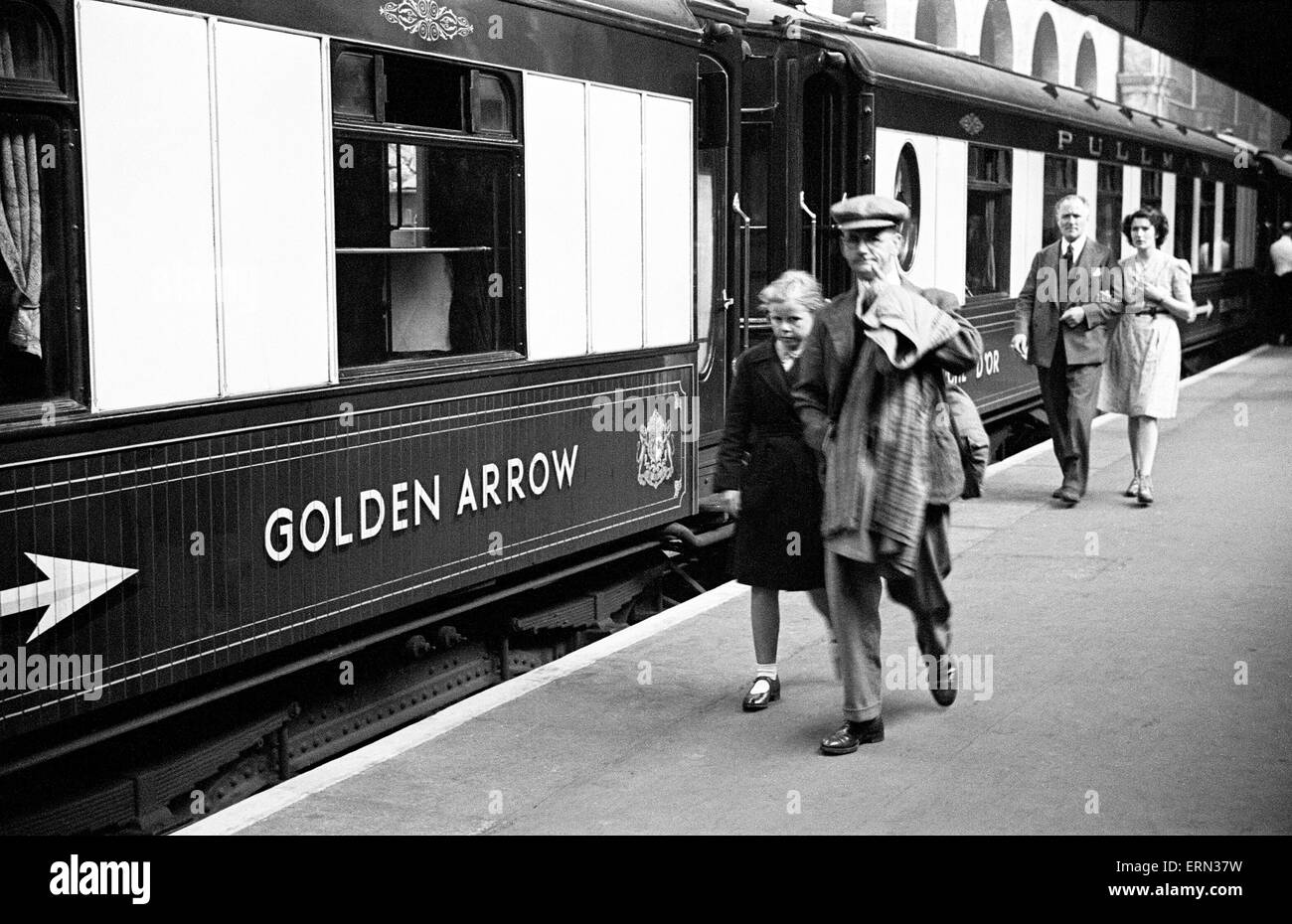 Scene in generale di un giorno nella vita di London Victoria Station e il Golden Arrow servizio pullman a Parigi il 7 Agosto 1946 Foto Stock