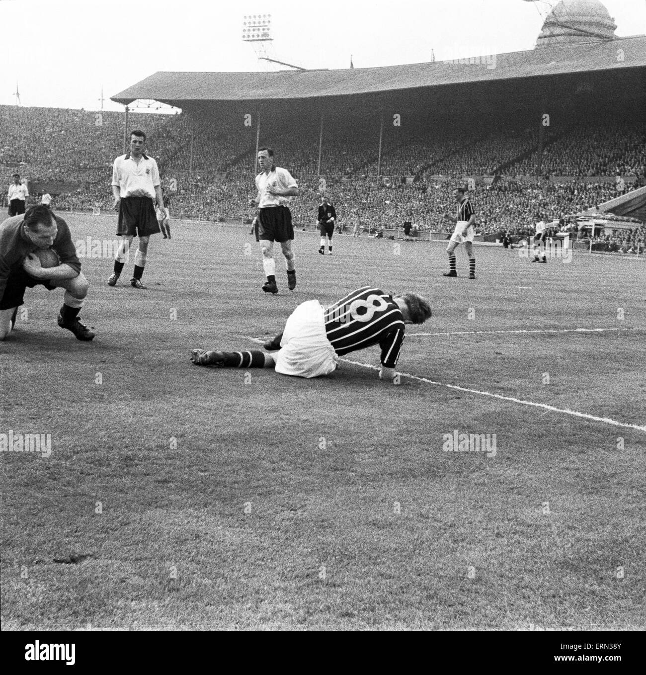 FA Cup finale allo stadio di Wembley. Manchester City 3 v Birmingham City 1. Azione durante la partita. Il 5 maggio 1956. Foto Stock