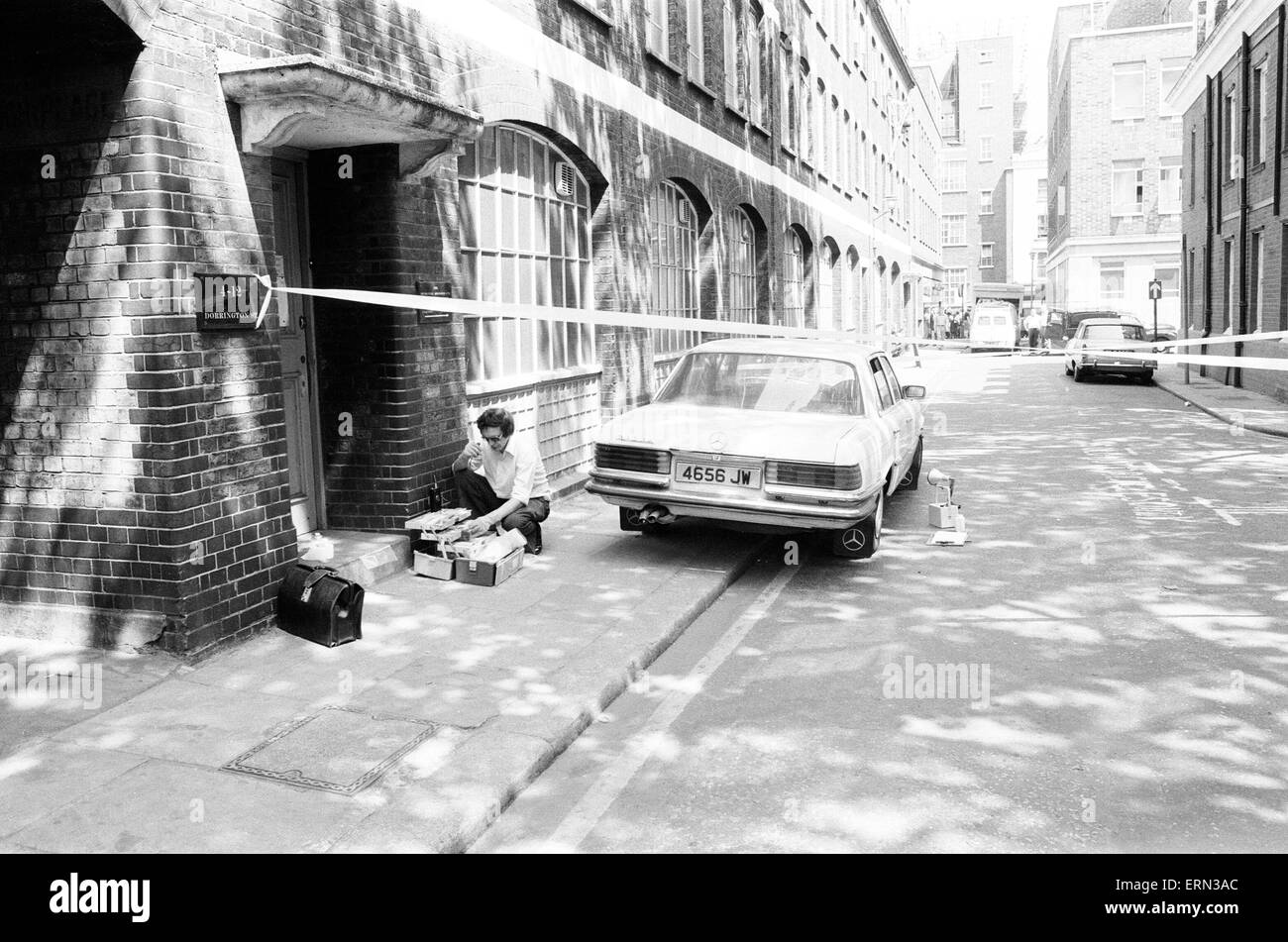 La rapina a mano armata impegnati al Daily Mirror sede a Holborn, Londra, 31 maggio 1978. Due ladri hanno attaccato la sicurezza Express furgoncino, rubando quasi £200.000. Colpi sparati, di punto in bianco gamma, a sangue freddo di uccisione di guardia di sicurezza Tony Castra, sposato e padre di età compresa tra 38 anni. Nella foto. Forensics Officer esamina la fuga nel veicolo. Foto Stock