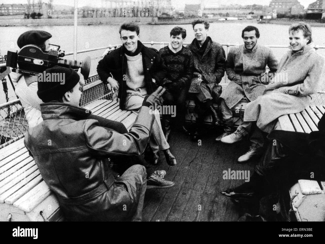Simple Minds, riprese sul fiume Clyde, davanti al Barrowland di Glasgow, Scozia, 22 novembre 1983. Da sinistra a destra. Mick MacNeill, Charlie Burchill, Jim Kerr, Mel Gaynor e Derek Forbes. Foto Stock