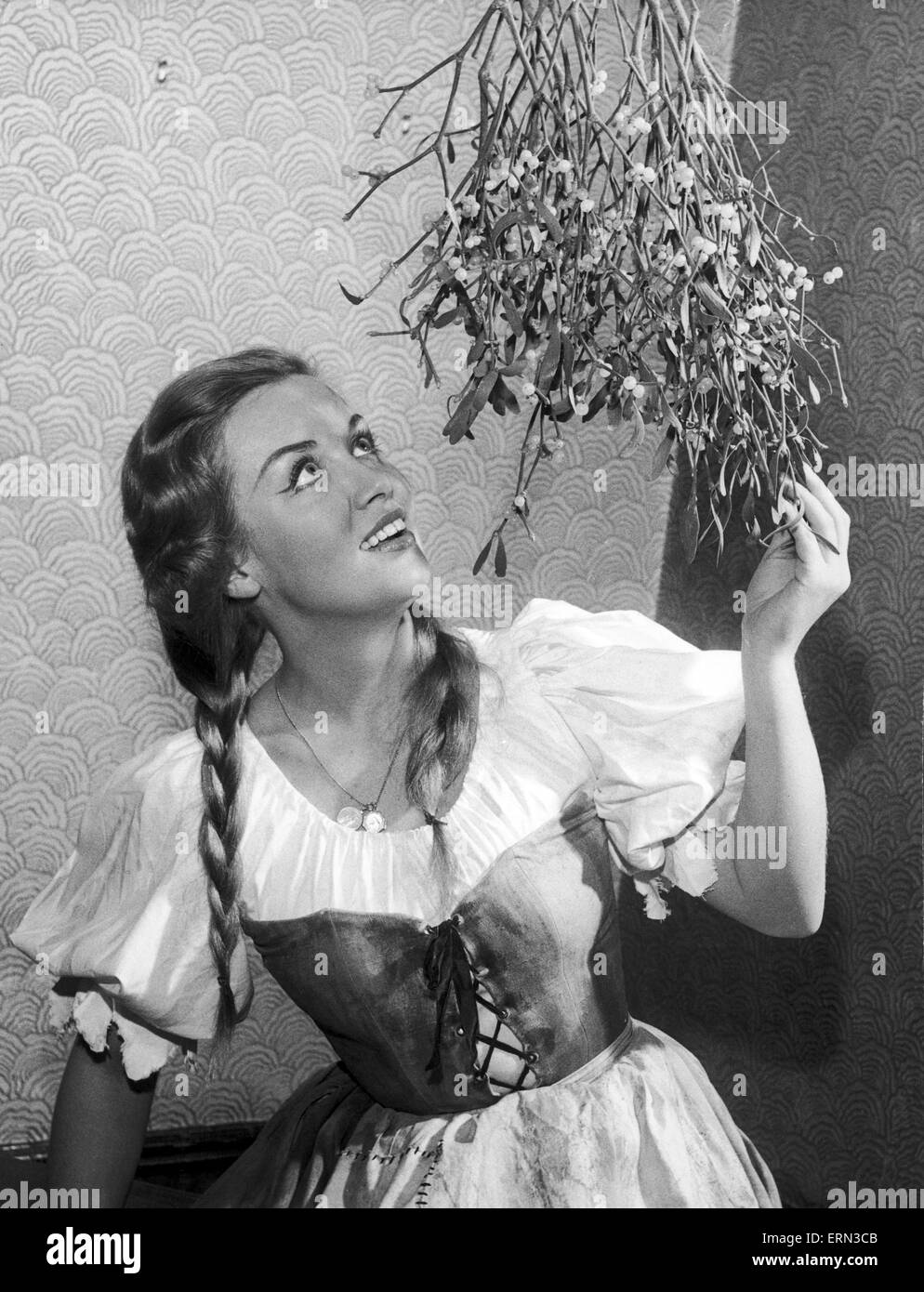 Giovane donna con il vischio, 4 novembre 1959. Foto Stock