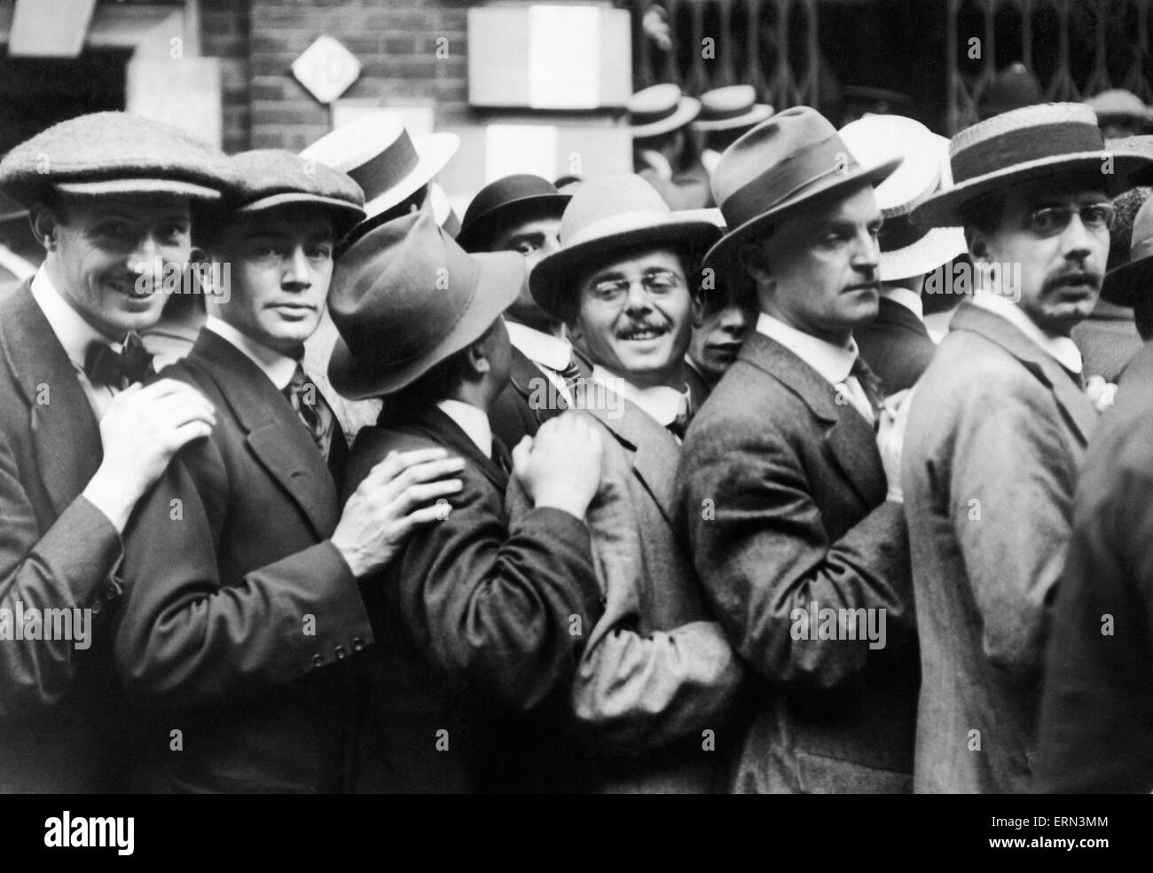 Stazione di reclutamento a Scotland Yard, Londra assediata dai sarebbe reclute durante la prima settimana della Prima Guerra Mondiale. La folla era così grande polizia montata erano necessarie per mantenere la folla a controllare. 7 agosto 1914 Foto Stock