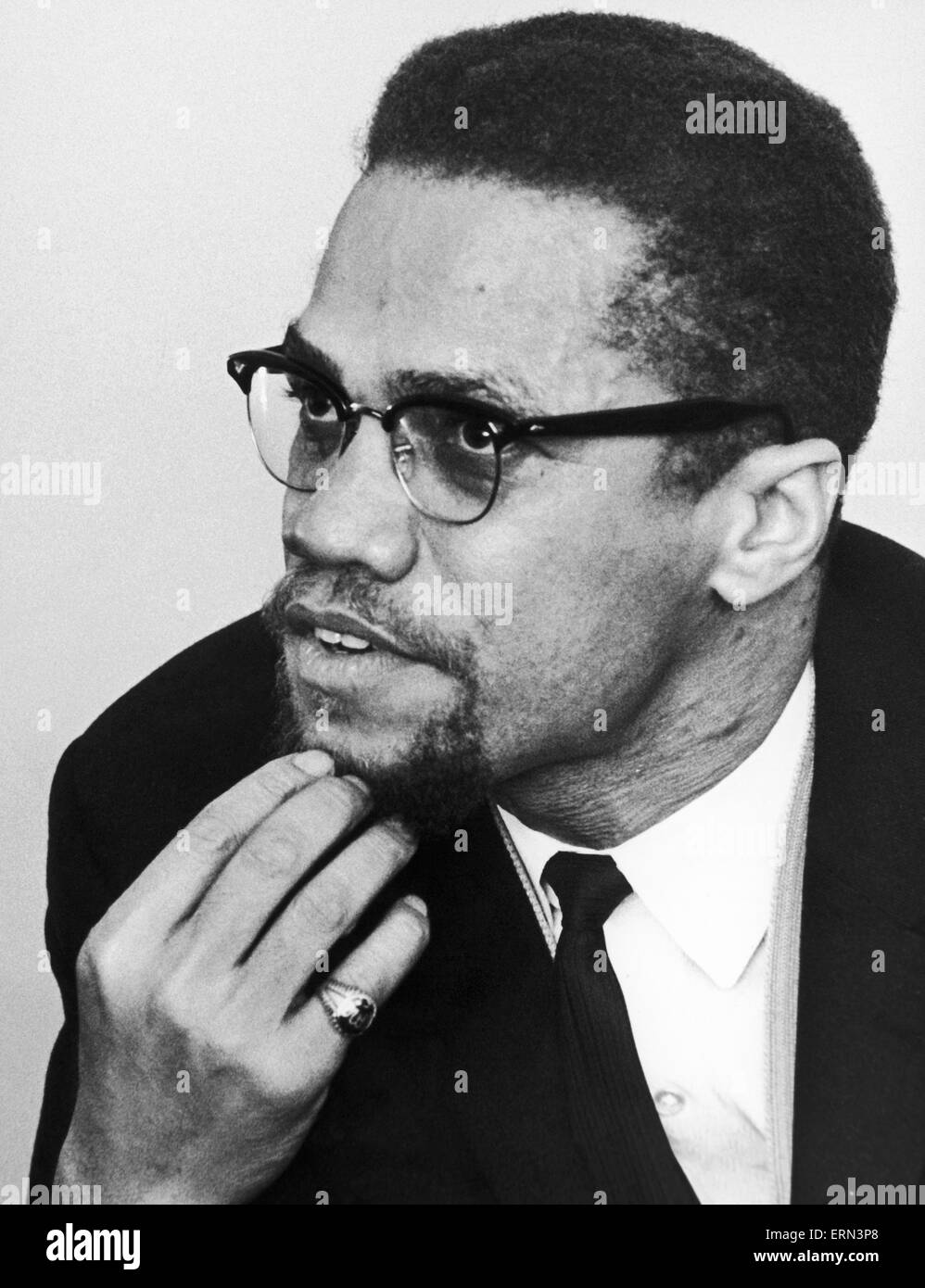Malcolm X musulmani afro-americano ministro e attivista per i diritti umani si vede qui poco dopo la sua visita a Marshall Street in Smethwick. L'attivista per i diritti umani ha visitato Smethwick, vicino a Birmingham, che era diventato un sinonimo per la divisione razziale seguenti Foto Stock