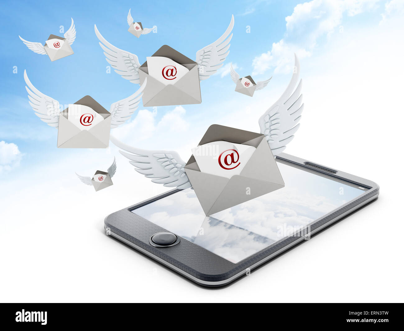 Busta posta con ali sullo smartphone contro il cielo Foto Stock
