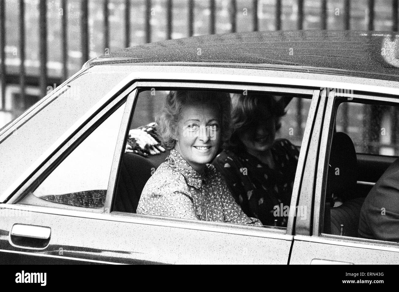 Frances Shand Kydd, mamma orgogliosa della Principessa Diana, principessa di Galles, foglie St Mary s Hospital di Londra dopo la visita di sua figlia e suo nuovo nipotino, il principe William, raffigurato con Lady Jane Fellowes, Diana la sorella, mercoledì 22 giugno 1982. Foto Stock