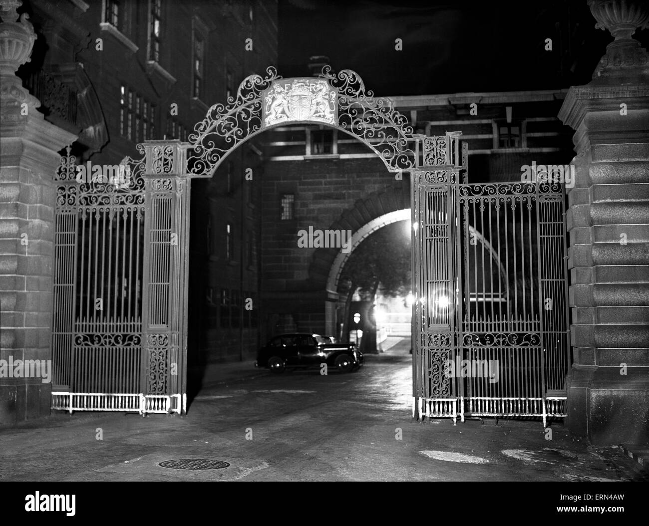 Il vecchio Scotland Yard cancello principale Scena Notturna, 16 settembre 1949. Foto Stock