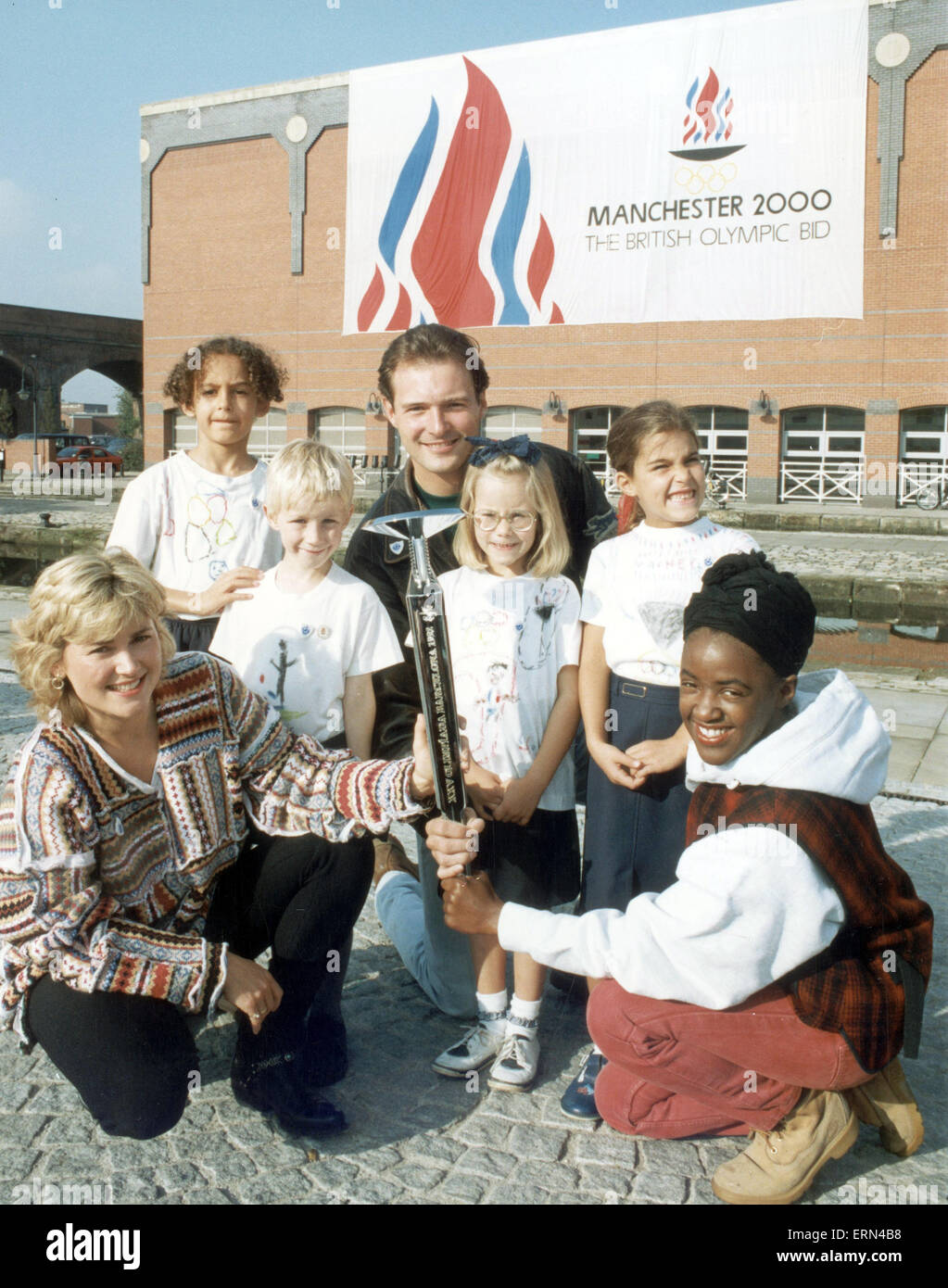 Manchester 2000 Olimpiadi, la folla attendono Annuncio ufficiale su chi ospiterà i Giochi olimpici del 2000, decisione giorno, 23 settembre 1993. Nella foto. Blue Peter i presentatori e gli allievi attendono per ascoltare notizie sull'offerta vincente. Anthea Turner, John Leslie, Diane-Louise Giordania. Foto Stock