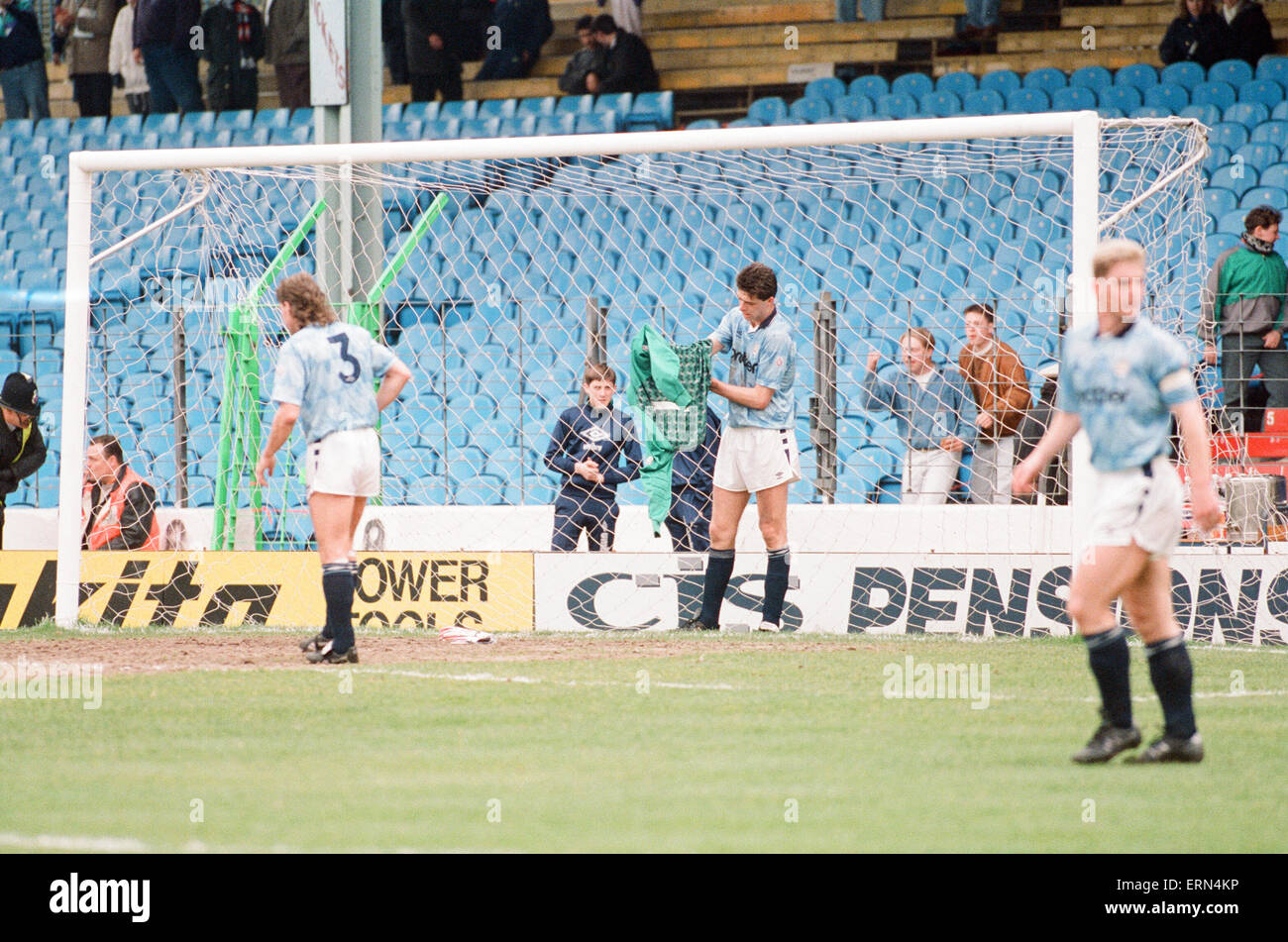 Manchester City 2-1 Derby County, league a Maine Road, sabato 20 aprile 1991. Niall Quinn, uomo riscontro città assume nell'obiettivo. Quinn, rigato in anticipo e salvato una penalità come città beat Derby County 2?1, relegando Derby nel processo. Città portiere Tony Coton è stato spedito prima di metà tempo per incrostazione Dean Saunders a cedere la pena. Foto Stock