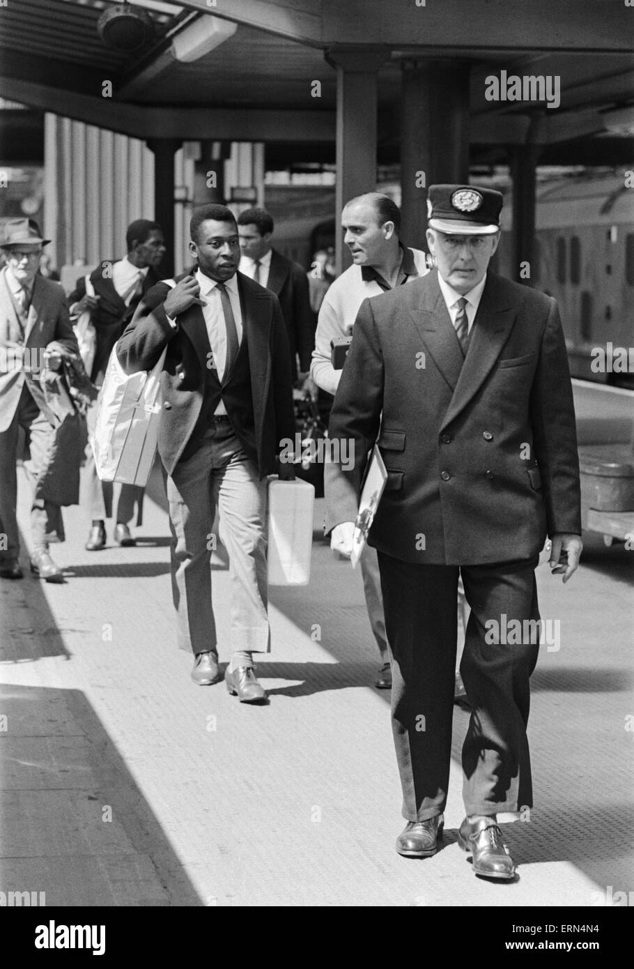 1966 World Cup in Inghilterra. Stella del Brasile team Edson Arantes do Nascimento, più comunemente noto come Pele, raffigurato a stazione di Piccadilly a Manchester, dopo che il suo team sono state eliminate dalla concorrenza. Il 21 luglio 1966. Foto Stock