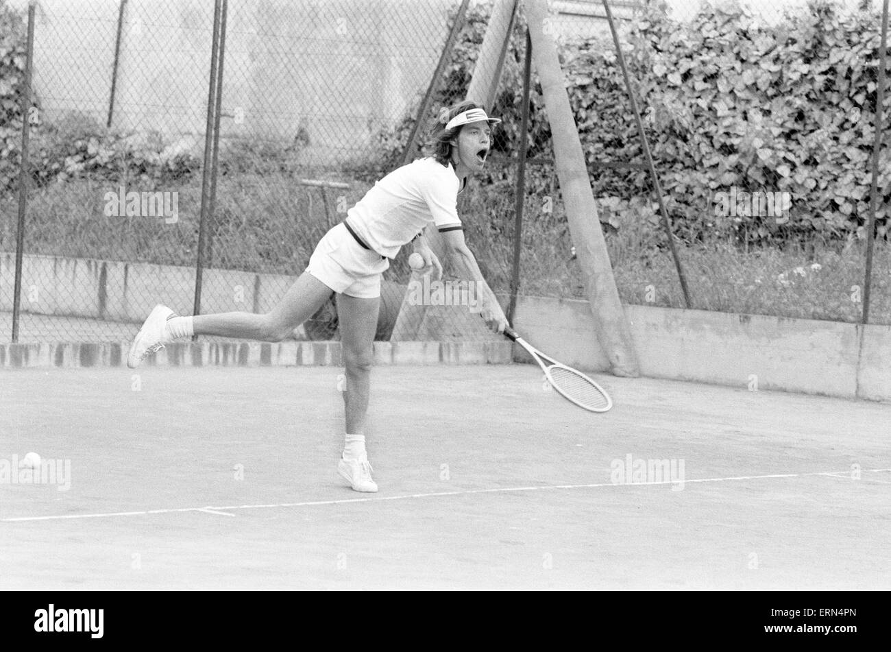 Mick Jagger e Ron Wood, si prende il tempo per rilassarsi nel sud della Francia, giocando a tennis, prima dell'inizio del Rolling Stones Tour Europeo (inizia a Francoforte il 28 aprile), raffigurato sabato 22 aprile 1976. Foto Stock