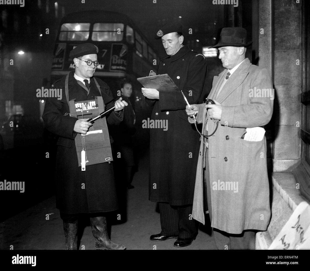 Lo smog operai in azione sulle strade di Londra, 5 gennaio 1956. Foto Stock