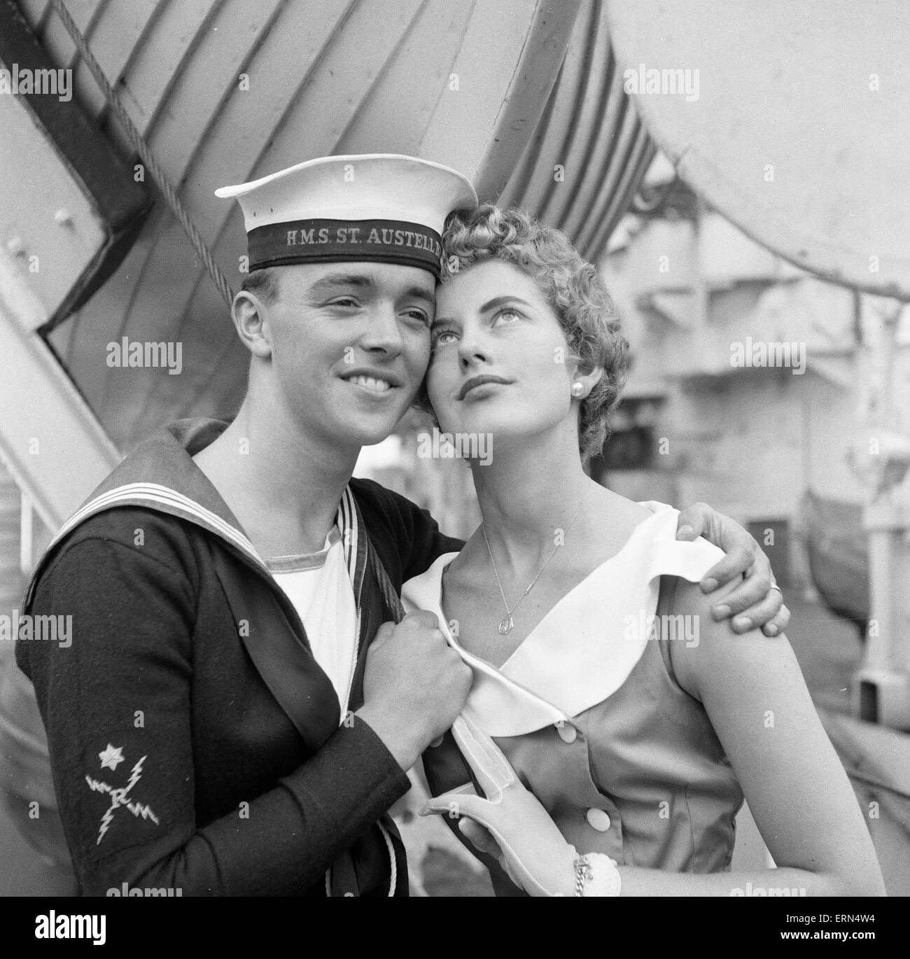 Amore e romanticismo a bordo della fregata HMS St Austell, che è arrivato a Sua Maestà la Base Navale di Devonport, 12 settembre 1956. Foto Stock
