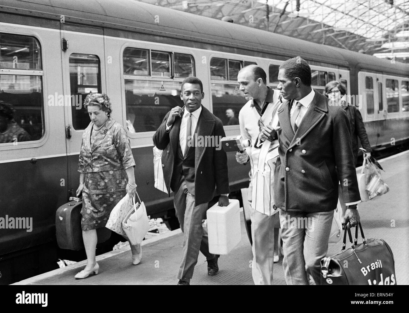 1966 World Cup in Inghilterra. Stella del Brasile team Edson Arantes do Nascimento, più comunemente noto come Pele, raffigurato a stazione di Piccadilly a Manchester, dopo che il suo team sono state eliminate dalla concorrenza. Il 21 luglio 1966. Foto Stock