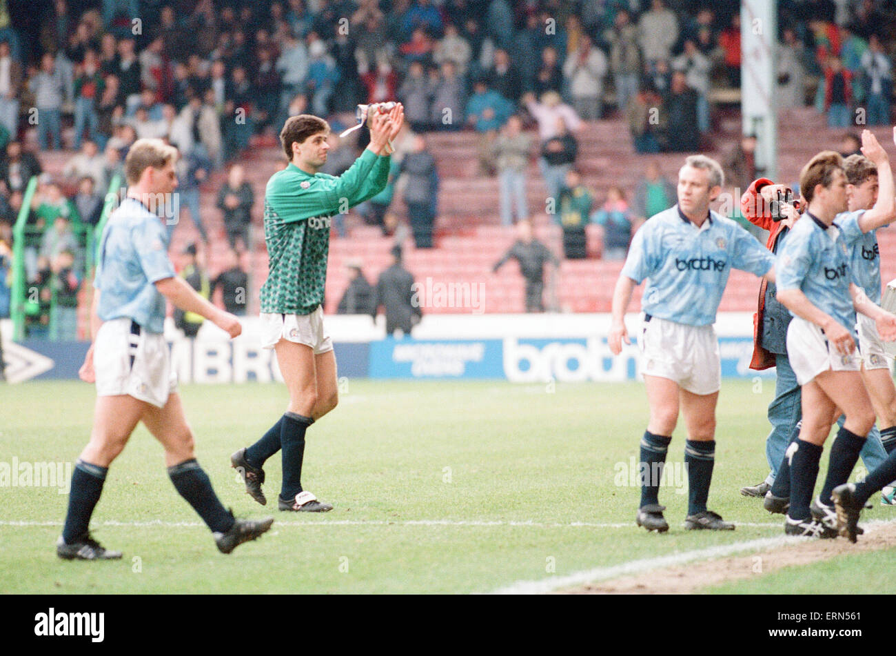 Manchester City 2-1 Derby County, league a Maine Road, sabato 20 aprile 1991. Niall Quinn, uomo riscontro città assume nell'obiettivo. Quinn, rigato in anticipo e salvato una penalità come città beat Derby County 2?1, relegando Derby nel processo. Città portiere Tony Coton è stato spedito prima di metà tempo per incrostazione Dean Saunders a cedere la pena. Foto Stock