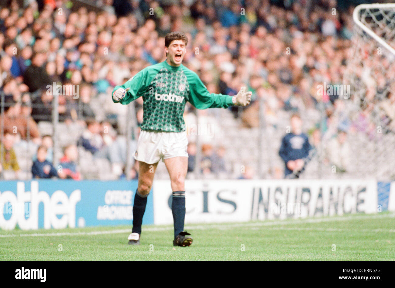 Manchester City 2-1 Derby County, league a Maine Road, sabato 20 aprile 1991. Niall Quinn, uomo riscontro città assume nell'obiettivo. Quinn, rigato in anticipo e salvato una penalità come città beat Derby County 2?1, relegando Derby nel processo. Città portiere Tony Coton è stato spedito prima di metà tempo per incrostazione Dean Saunders a cedere la pena. Foto Stock