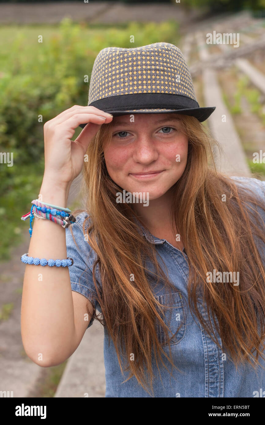 Ritratto di una giovane ragazza piuttosto di un cappello all'aperto, il turismo. Foto Stock