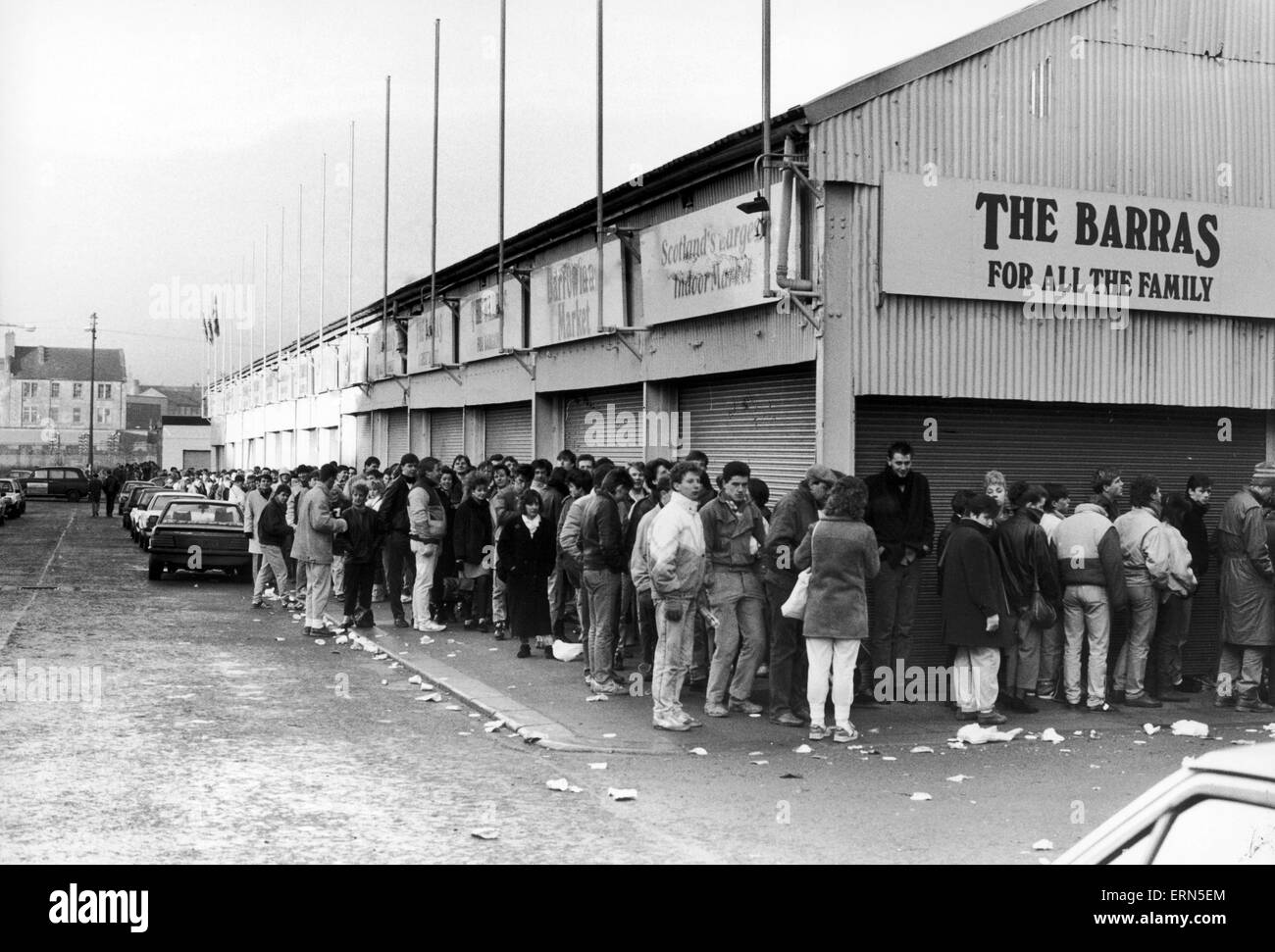Coda di ventole per Simple Minds concerto al di fuori della sala da ballo Barrowland di Glasgow, Scozia, novembre 1983. Foto Stock