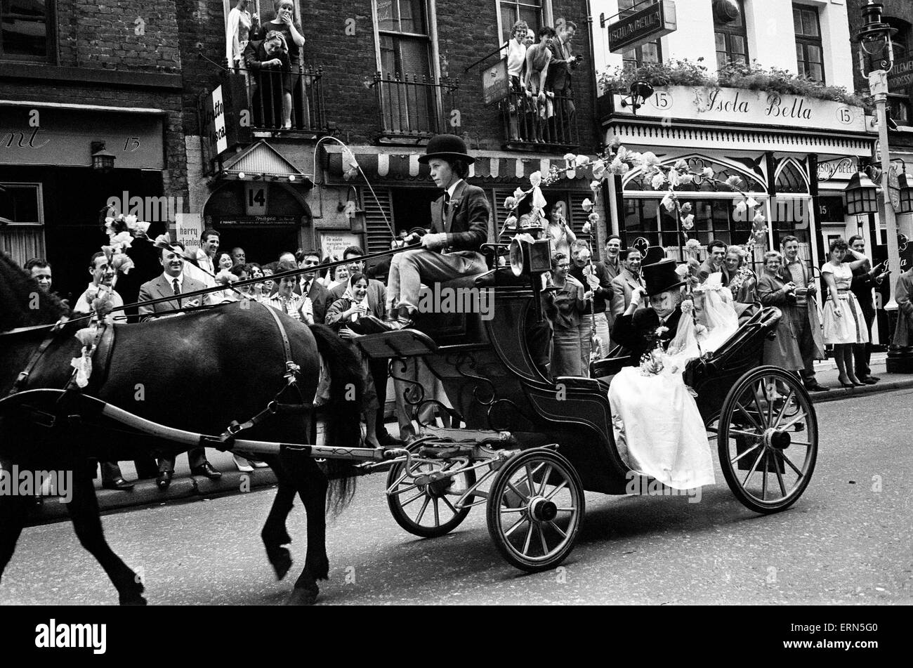 Fiera di Soho, persone lungo le strade per la parata. Il 10 luglio 1960. Foto Stock