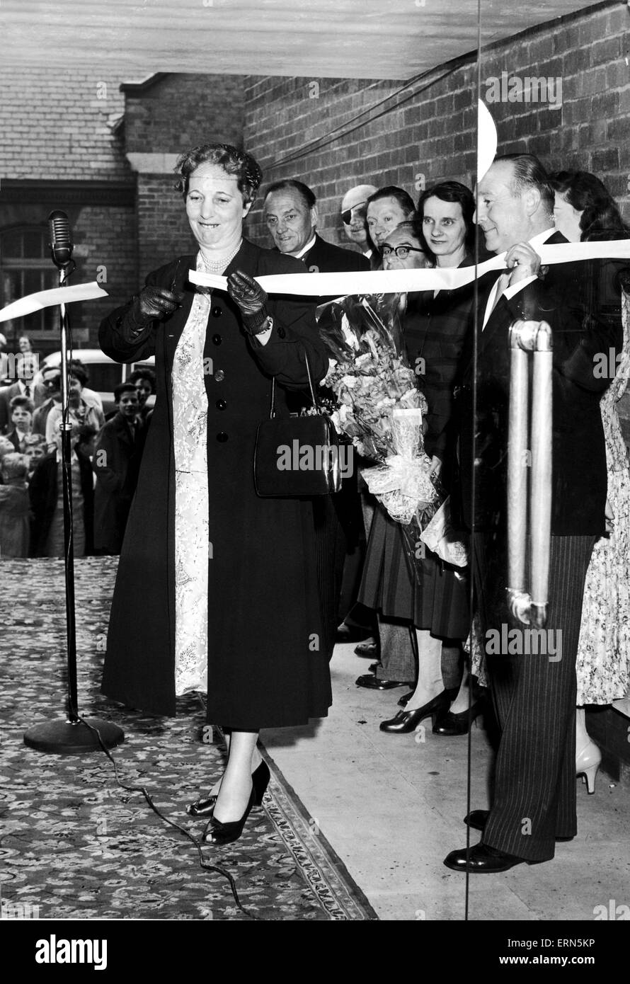 Edith Pitt, conservatori MP partecipare ad un evento di apertura e taglio del nastro, 18 agosto 1956. Foto Stock