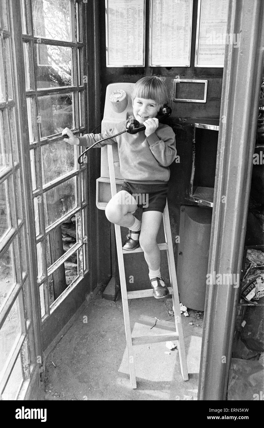 Cinque anni di Andrew Butler, completo con un mini-scala, telefoni la sua fidanzata, bambino di sei anni Jayne Myers dalla casella telefono alla fine del suo viaggio. Il 6 settembre 1972. Foto Stock