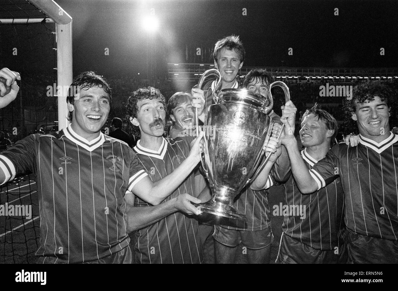 1984 European Cup finale allo Stadio Olimpico di Roma. Liverpool 1-1 come Roma. Liverpool ha vinto 4-2 sulle sanzioni. Liverpool giocatori da sinistra a destra: Michael Robinson, Graeme Souness, David Hodgson, Phil Neal, Mark Lawrenson, Sammy Lee e Craig Johnston celebrare con il trofeo su un giro di onore dopo la partita. Il 30 maggio 1984. Foto Stock