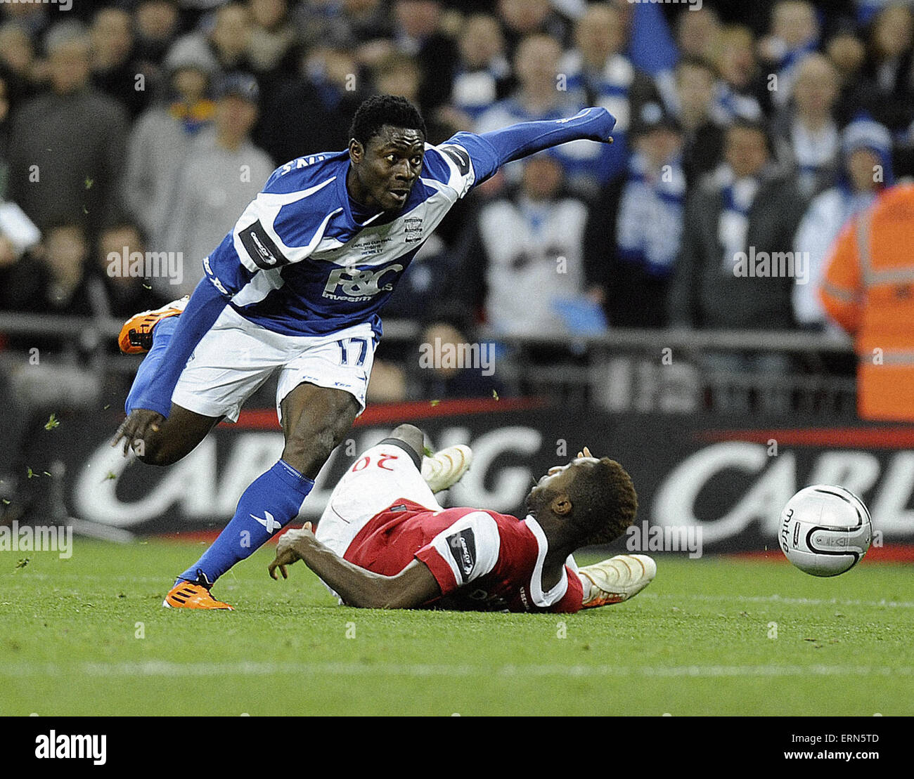 Finale di League Cup allo Stadio di Wembley. Birmingham City 2 v Arsenal 1. Birmingham giocatori Obafemi MARTINS e Johan Djourou. Il 27 febbraio 2011. Foto Stock